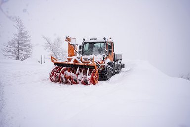 Mit dem Unimog gegen meterhohe Schneewände: Entwickler von Mercedes-Benz Special Trucks unterstützen bei Räumung der Großglockner Hochalpenstraße