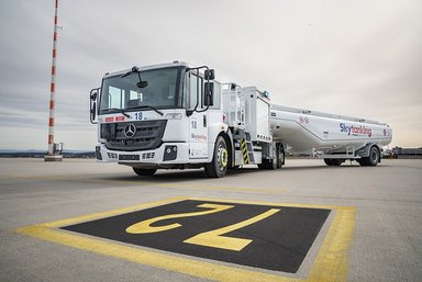 Laden, tanken, fliegen: Mercedes-Benz eEconic für die Flugzeugbetankung übergeben